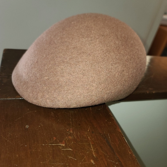 Beautiful Newsboy cap/hat/beret in tan color - Picture 8 of 9